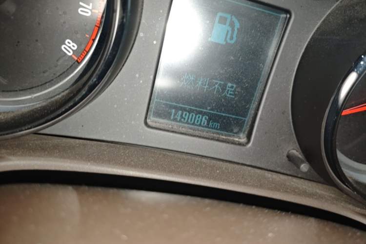 Used Buick Regal 2014 2.0L Leading Fashion Edition Odometer Close Up