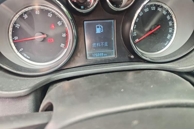 Used Buick Regal 2014 1.6T Fashionable Tech Edition Odometer Close Up
