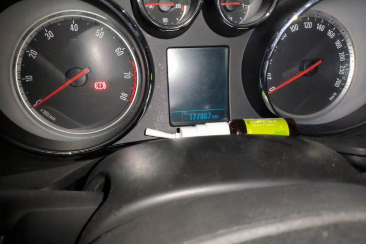 Used Buick Regal 2014 1.6T Fashionable Tech Edition Odometer Close Up
