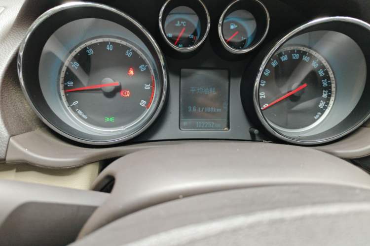 Used Buick Regal 2014 2.0L Leading Fashion Edition Odometer Close Up