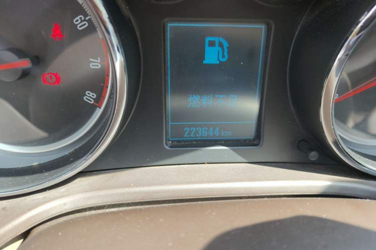 Used Buick Regal 2014 2.0L Leading Fashion Edition Odometer Close Up