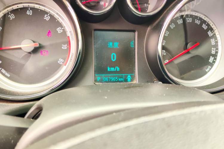Used Buick Regal 2014 1.6T Fashionable Tech Edition Odometer Close Up