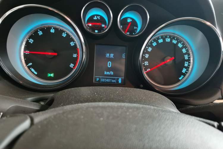 Used Buick Regal 2014 2.0L Leading Fashion Edition Odometer Close Up