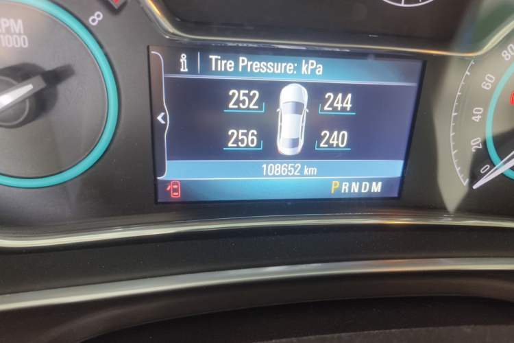 Used Buick Regal 2014 2.0L Elite Fashion Edition Odometer Close Up