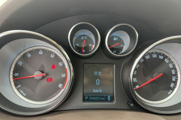 Used Buick Regal 2014 2.0L Leading Fashion Edition Odometer Close Up