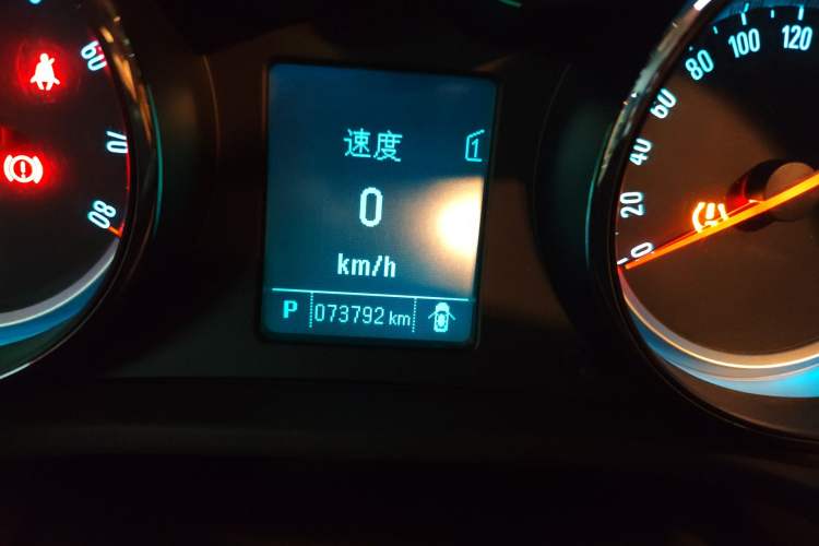 Used Buick Regal 2014 2.0L Leading Fashion Edition Odometer Close Up
