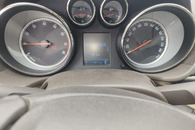 Used Buick Regal 2014 2.0L Leading Fashion Edition Odometer Close Up