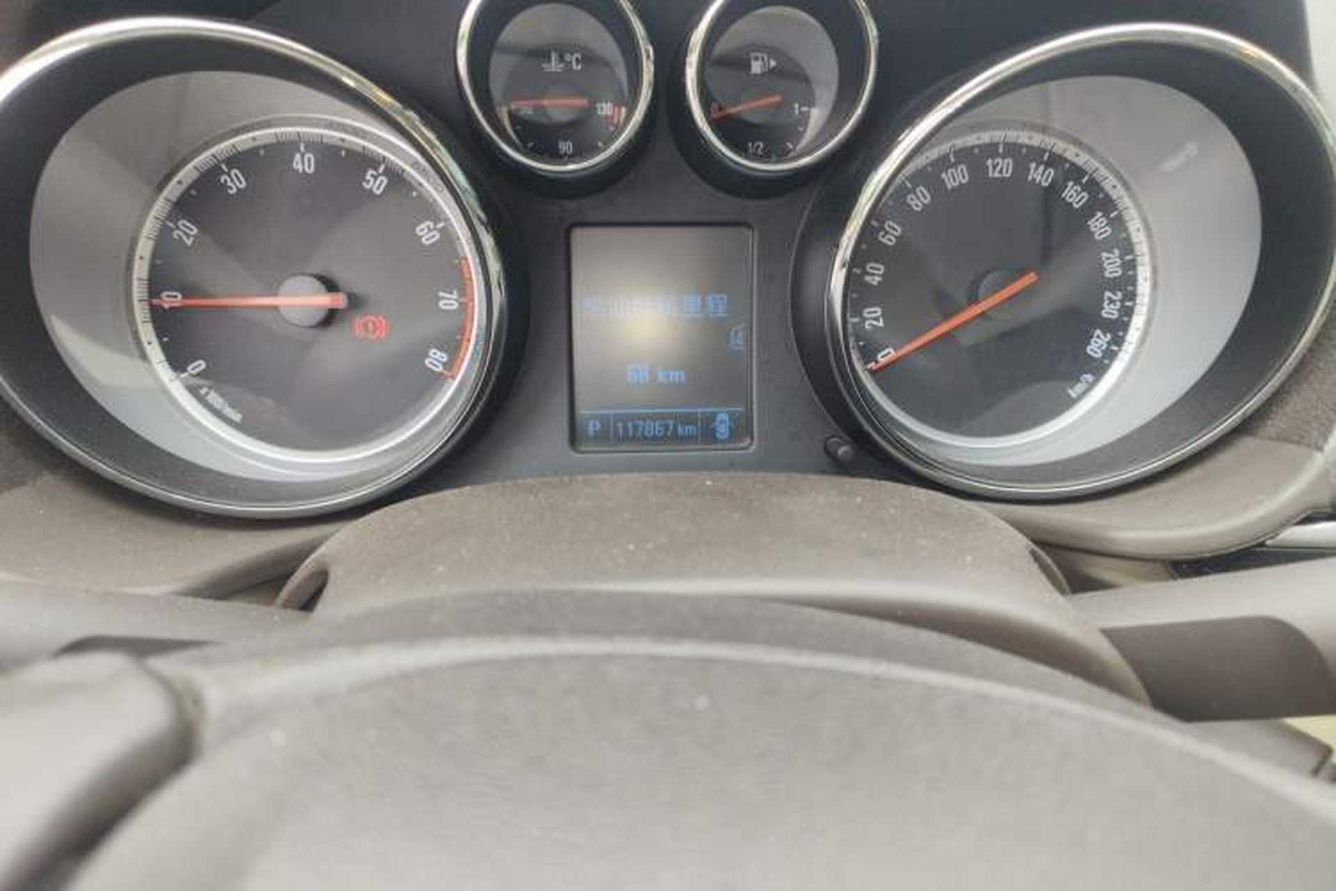 Used Buick Regal 2014 2.0L Leading Fashion Edition Odometer Close Up
