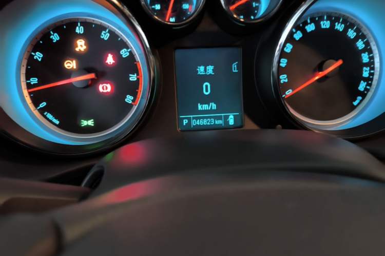 Used Buick Regal 2014 2.0L Leading Fashion Edition Odometer Close Up
