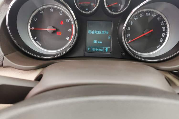 Used Buick Regal 2014 2.0L Leading Fashion Edition Odometer Close Up