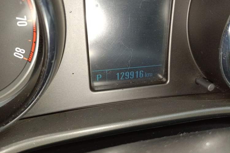 Used Buick Regal 2014 1.6T Fashionable Tech Edition Odometer Close Up
