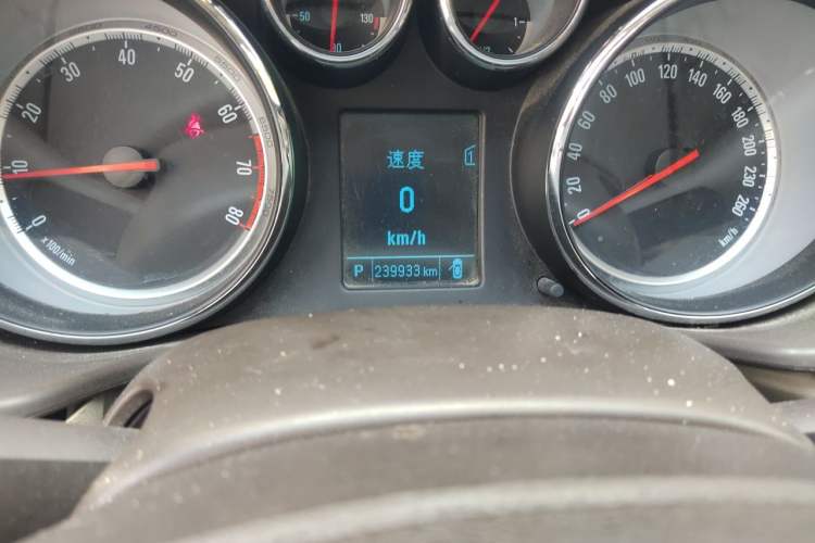 Used Buick Regal 2014 2.0L Leading Fashion Edition Odometer Close Up