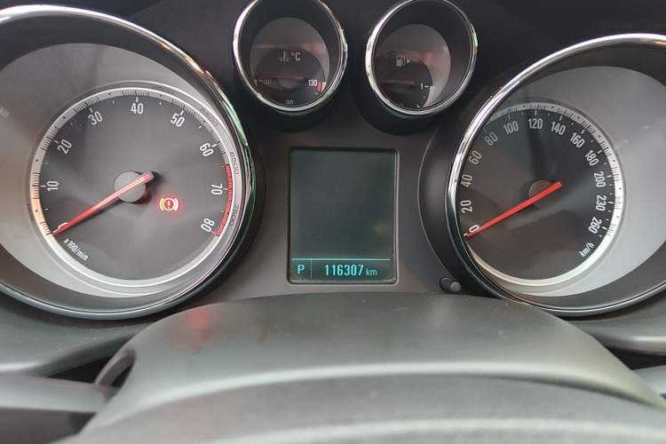 Used Buick Regal 2014 1.6T Fashionable Tech Edition Odometer Close Up