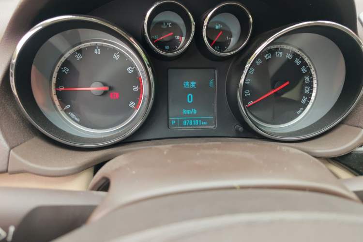 Used Buick Regal 2014 2.0L Leading Fashion Edition Odometer Close Up