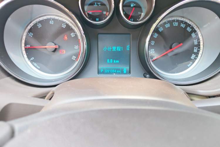 Used Buick Regal 2014 2.0L Leading Fashion Edition Odometer Close Up