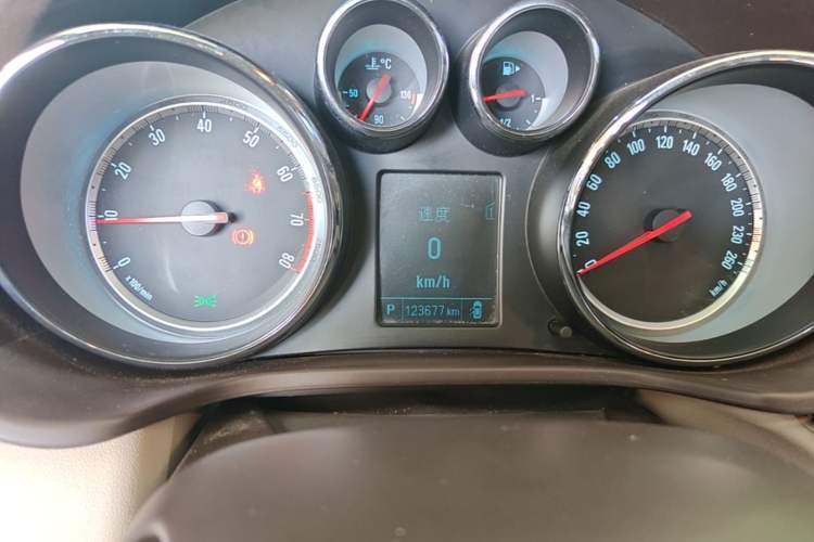 Used Buick Regal 2014 2.0L Leading Fashion Edition Odometer Close Up