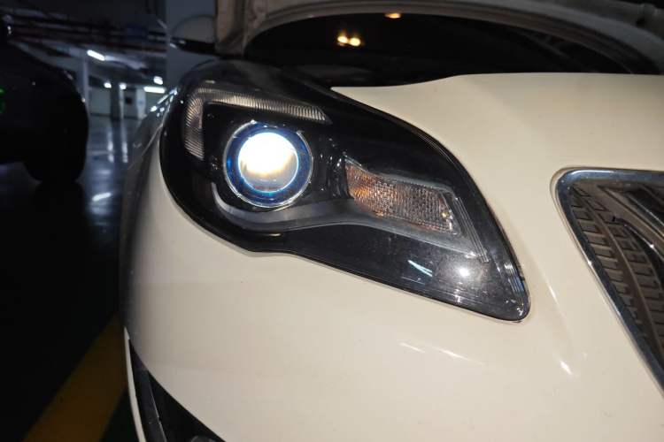 Used Buick Regal 2014 2.0L Elite Fashion Edition Right Front Headlight