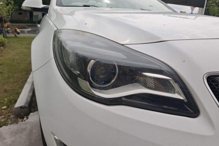 Used Buick Regal 2014 2.0L Elite Fashion Edition Right Front Headlight