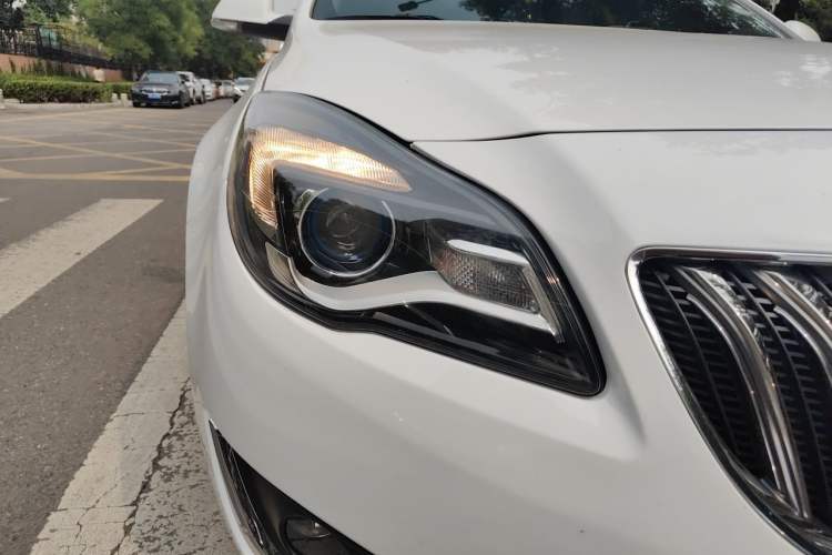 Used Buick Regal 2014 2.0L Elite Fashion Edition Right Front Headlight