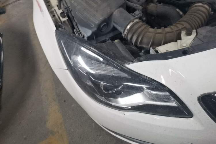Used Buick Regal 2014 2.0L Elite Fashion Edition Right Front Headlight