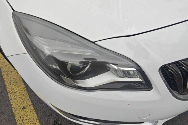 Used Buick Regal 2014 2.4L SIDI Elite Fashion Edition Right Front Headlight