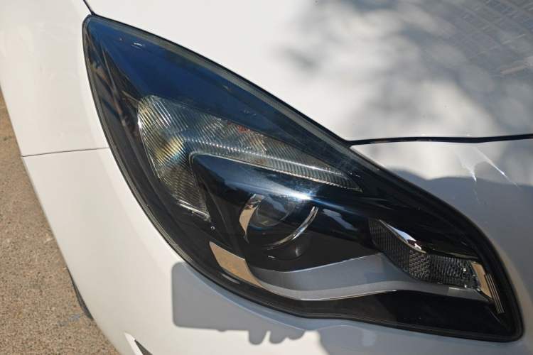 Used Buick Regal 2014 2.0L Elite Fashion Edition Right Front Headlight