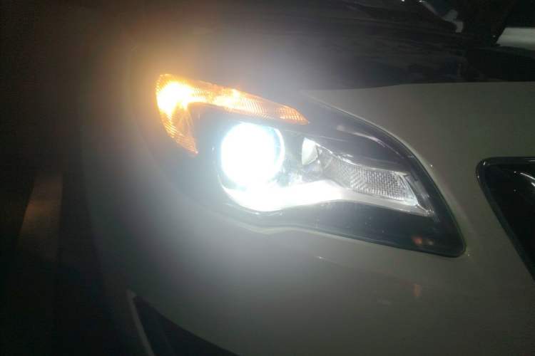 Used Buick Regal 2014 2.0L Elite Fashion Edition Right Front Headlight