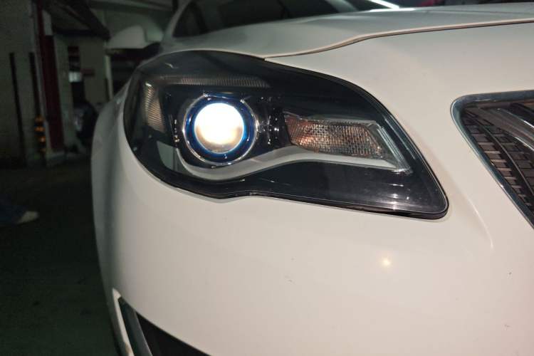 Used Buick Regal 2014 2.0L Elite Fashion Edition Right Front Headlight