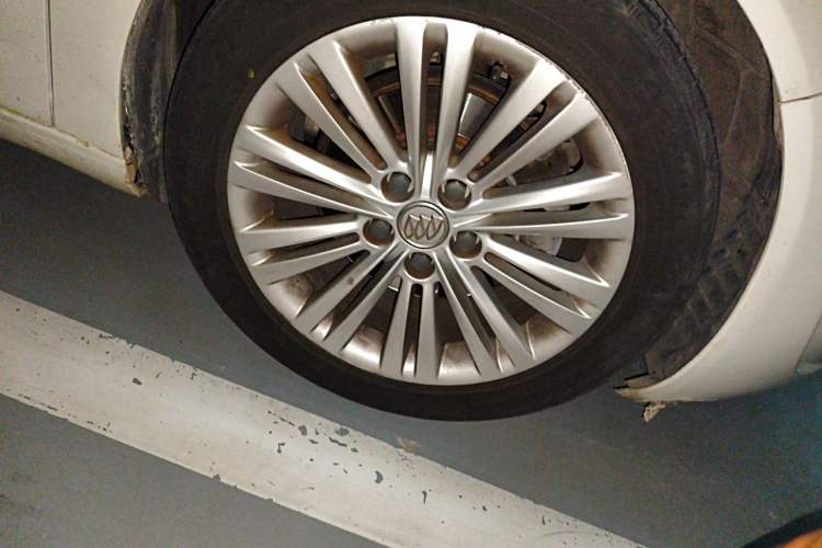 Used Buick Regal 2014 GS 2.0T Grand Sport Edition Right Front Wheel Hub