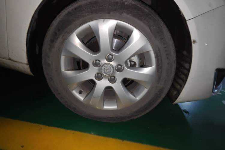 Used Buick Regal 2014 2.0L Elite Fashion Edition Right Front Wheel Hub