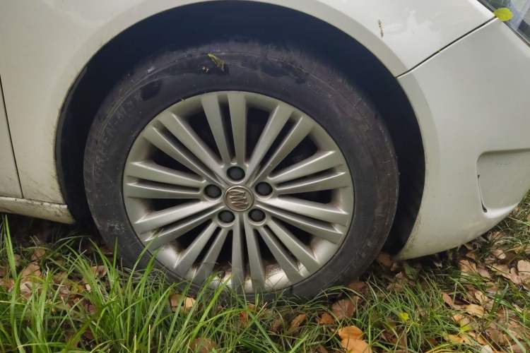 Used Buick Regal 2014 GS 2.0T Grand Sport Edition Right Front Wheel Hub