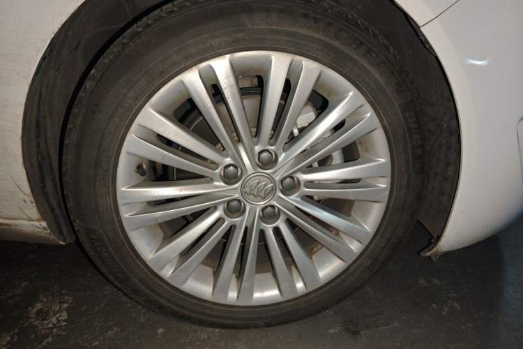 Used Buick Regal 2014 GS 2.0T Grand Sport Edition Right Front Wheel Hub