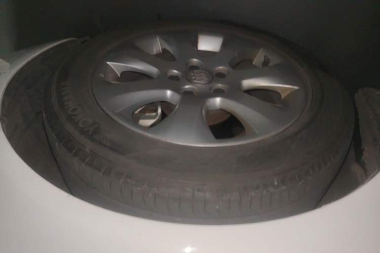 Used Buick Regal 2014 2.0L Elite Fashion Edition Right Front Wheel Hub