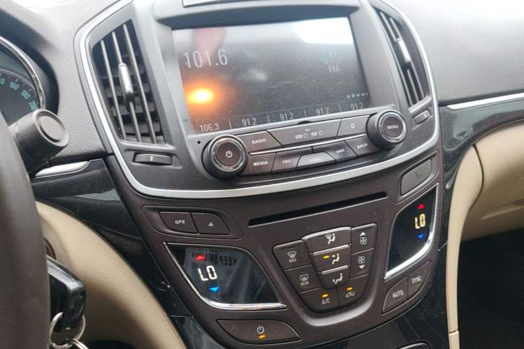 Used Buick Regal 2014 2.0L Leading Fashion Edition Audio And AC Panel