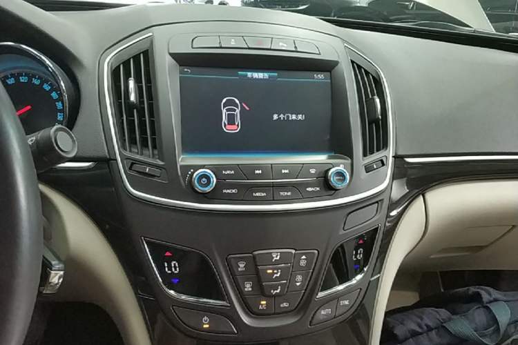 Used Buick Regal 2014 2.0L Leading Fashion Edition Audio And AC Panel