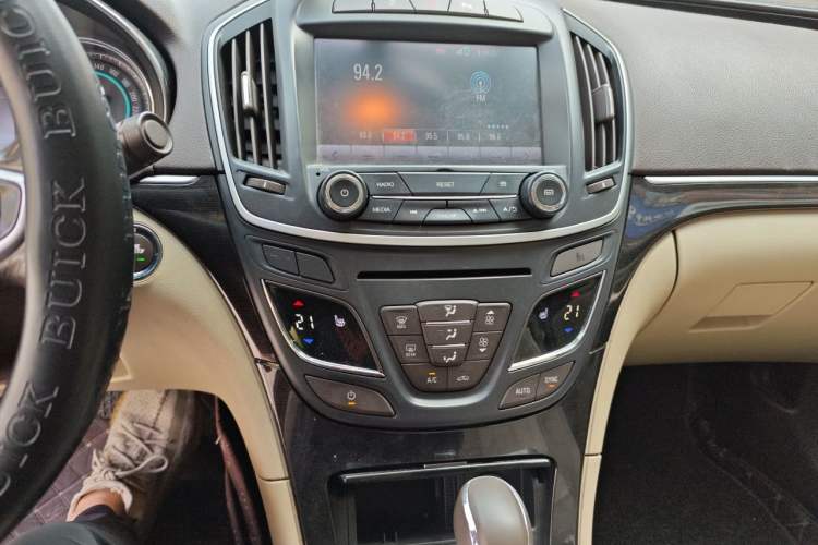 Used Buick Regal 2014 2.0L Elite Fashion Edition Audio And AC Panel