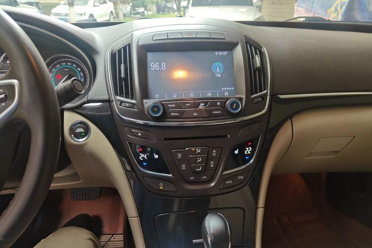 Used Buick Regal 2014 2.0L Elite Fashion Edition Audio And AC Panel