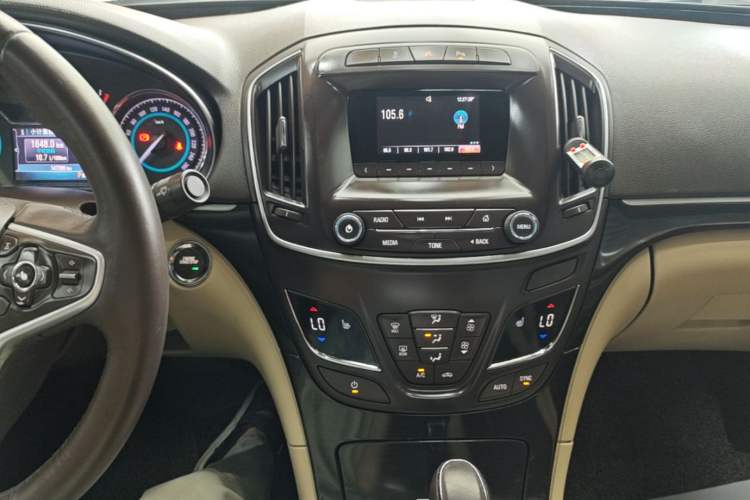 Used Buick Regal 2014 2.0L Elite Fashion Edition Audio And AC Panel