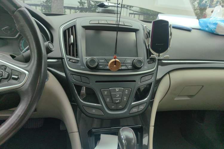 Used Buick Regal 2014 2.0L Elite Fashion Edition Audio And AC Panel