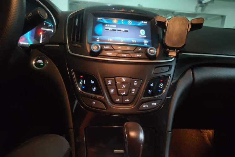 Used Buick Regal 2014 2.4L SIDI Luxury Fashion Edition Audio And AC Panel