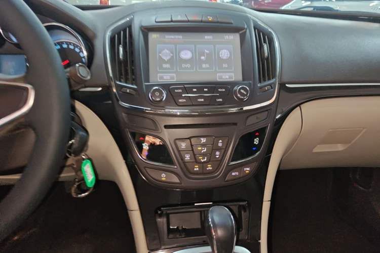 Used Buick Regal 2014 2.0L Leading Fashion Edition Audio And AC Panel