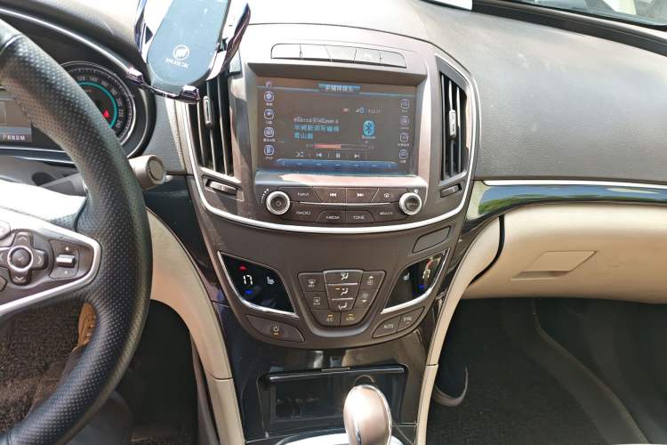 Used Buick Regal 2014 2.0L Elite Fashion Edition Audio And AC Panel