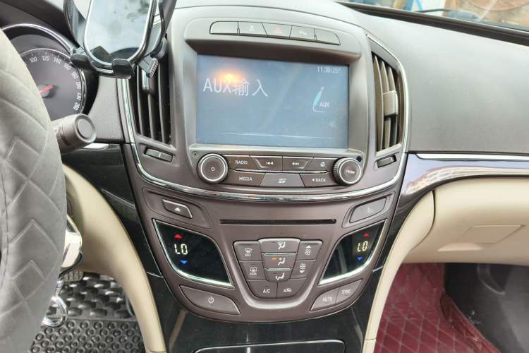 Used Buick Regal 2014 2.0L Leading Fashion Edition Audio And AC Panel