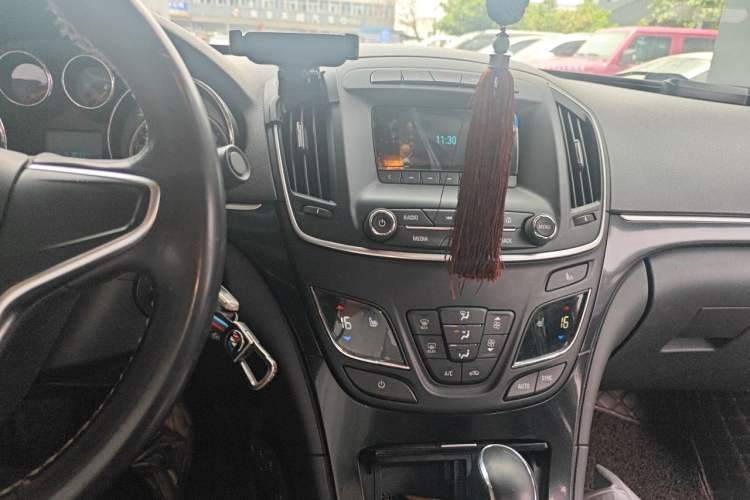 Used Buick Regal 2014 1.6T Fashionable Tech Edition Audio And AC Panel
