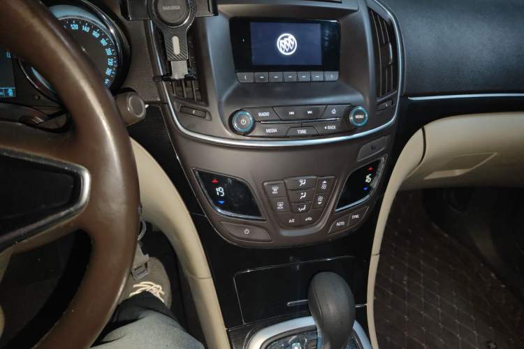 Used Buick Regal 2014 2.0L Leading Fashion Edition Audio And AC Panel