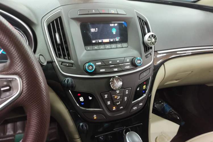 Used Buick Regal 2014 2.0L Elite Fashion Edition Audio And AC Panel