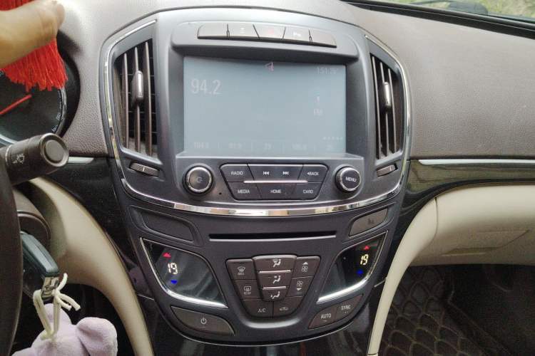Used Buick Regal 2014 2.0L Leading Fashion Edition Audio And AC Panel