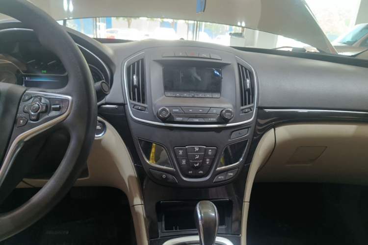 Used Buick Regal 2014 2.0L Elite Fashion Edition Audio And AC Panel