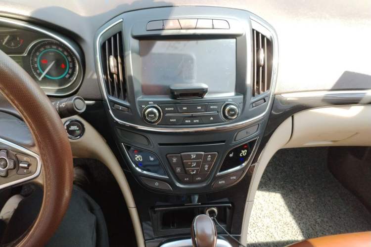 Used Buick Regal 2014 2.0L Elite Fashion Edition Audio And AC Panel