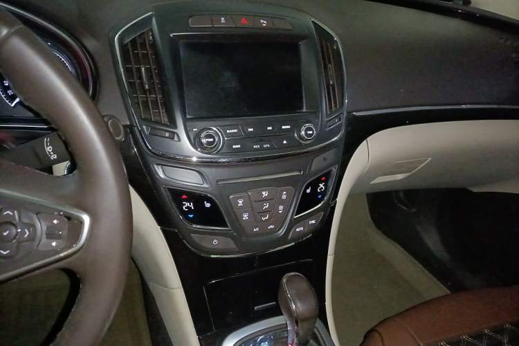 Used Buick Regal 2014 2.0L Elite Fashion Edition Audio And AC Panel